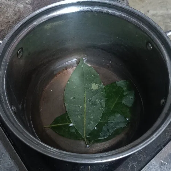 Tuang air ke dalam panci, masukkan daun salam.