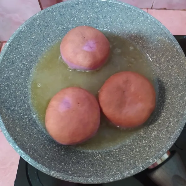 Goreng dalam minyak yang sudah dipanaskan dengan api sedang.