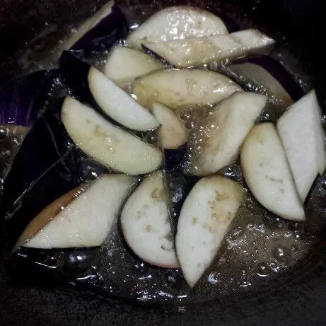 Panaskan minyak goreng, lalu masak terong sampai matang. Angkat dan tiriskan.