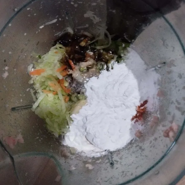 Masukkan wortel, labu siam, putih telur dan bahan bumbu. Blender sampai tercampur rata