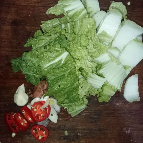 Iris bawang, cabai merah dan sawi putih