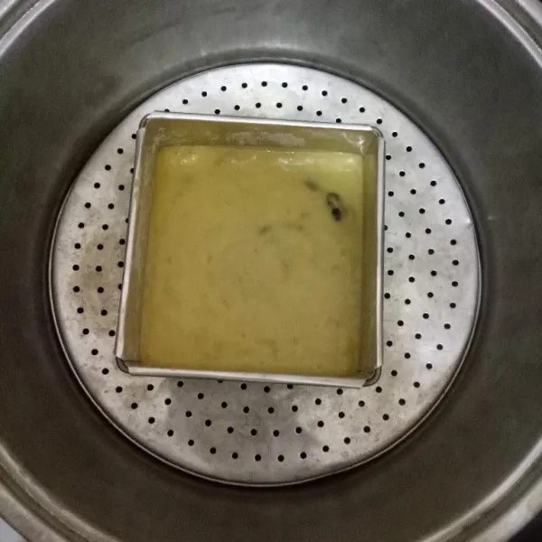 Kukus selama 40 menit atau sampai matang. Tutup kukusan jangan lupa dilapisi kain bersih. Kalau sudah matang siap disajikan.