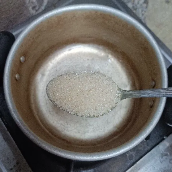 Larutkan gula dengan air, buat air gula.
