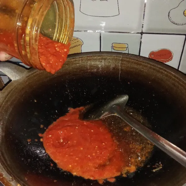 Setelah itu masak cabe yang di haluskan