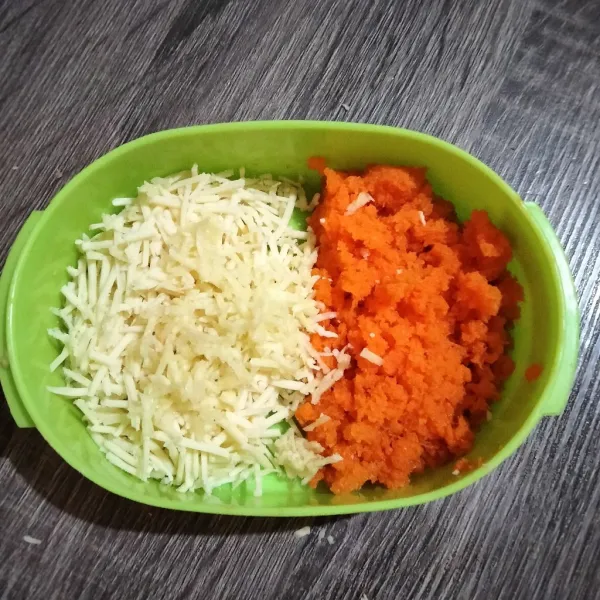 Parut wortel, keju dan juga bawang putih