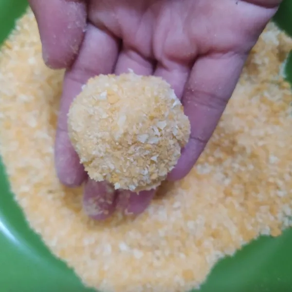 Baluri bola-bola tape dengan tepung roti