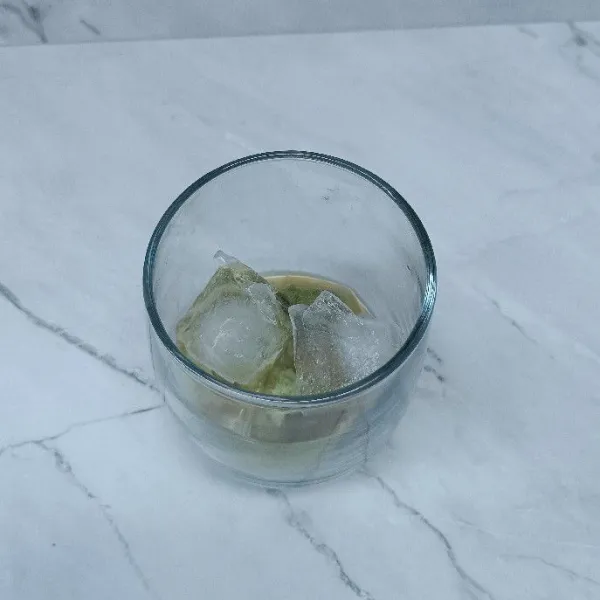Tambahkan krimer kental manis dan es batu.