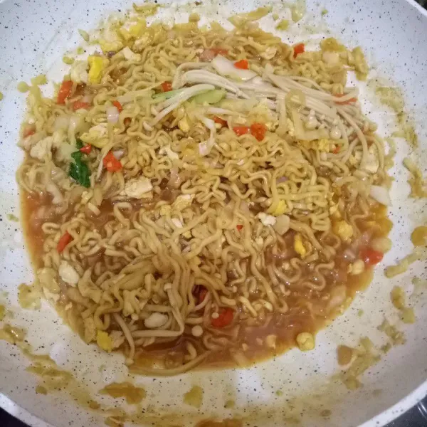 Kalau semuanya sudah matang dan teksturnya sudah nyemek baru angkat dan sajikan.