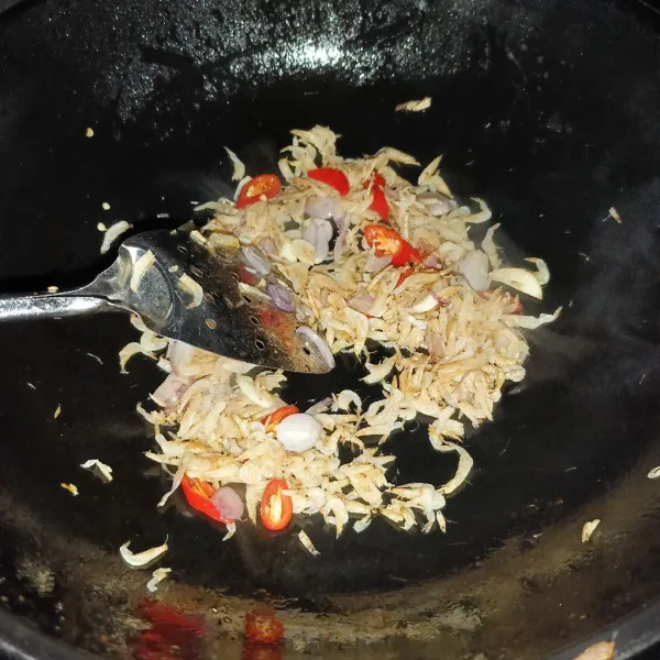 Masukkan udang rebon dan tumis sebentar.