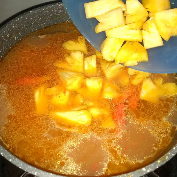 Masukkan nanas, masak sampai layu, cek rasa.