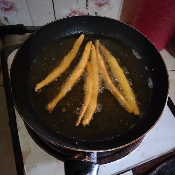 Panaskan minyak gunakan api sedang lalu goreng stik hingga kecoklatan, tiriskan