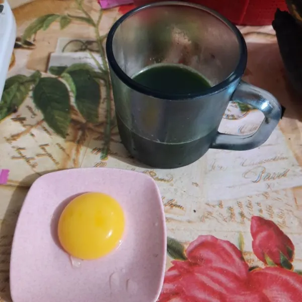 Masukan kuning telur ke jus bayam, aduk rata.