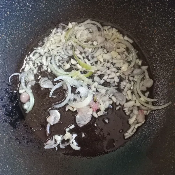 Panaskan minyak goreng. Tumis bawang merah, bawang putih, dan bawang bombay hingga matang.