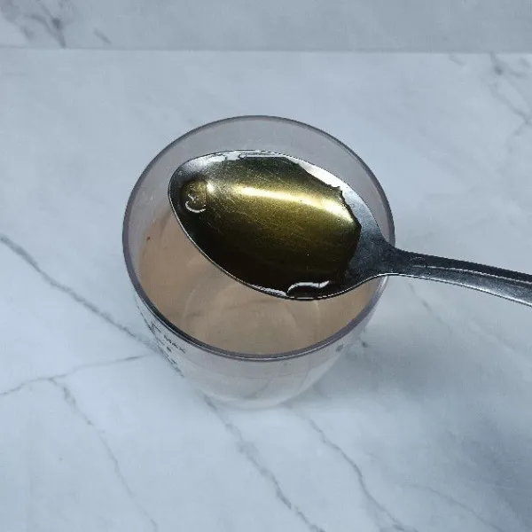 Tambahkan madu.