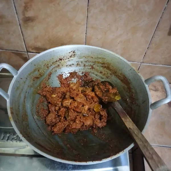 Masak hingga daging empuk dan bumbu meresap,lalu matikan api