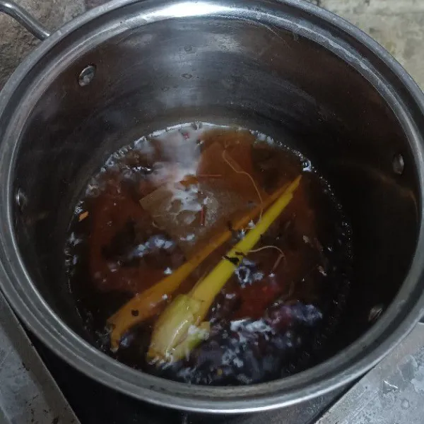 Tambahkan teh tubruk.