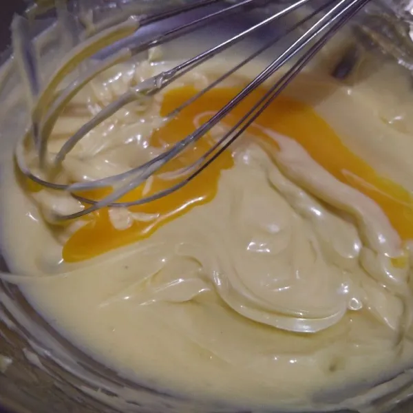 Masukkan kuning telur, kocok rata.