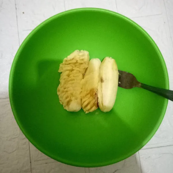 Haluskan pisang dengan garpu hingga teksturnya seperti bubur.