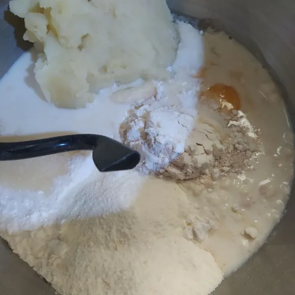 Campur semua bahan utama ( kecuali : margarin dan garam ). Mixer dengan kecepatan  tinggi hingga 1/2 kalis.