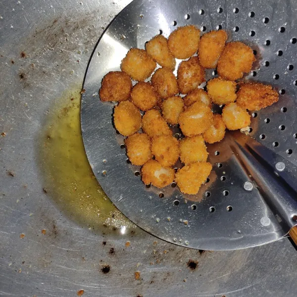 Siapkan minyak panas, lalu goreng hingga berubah warna ke emasan.. Angkat lalu tiriskan, pompom banana siap disajikan
