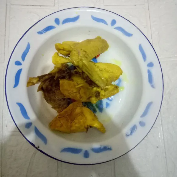 Kemudian angkat ayamnya, tapi biarkan ceker dalam kuah. Lalu ayamnya bisa digoreng kemudian di suwir. Ataupun bisa langsing suwir tanpa di goreng.