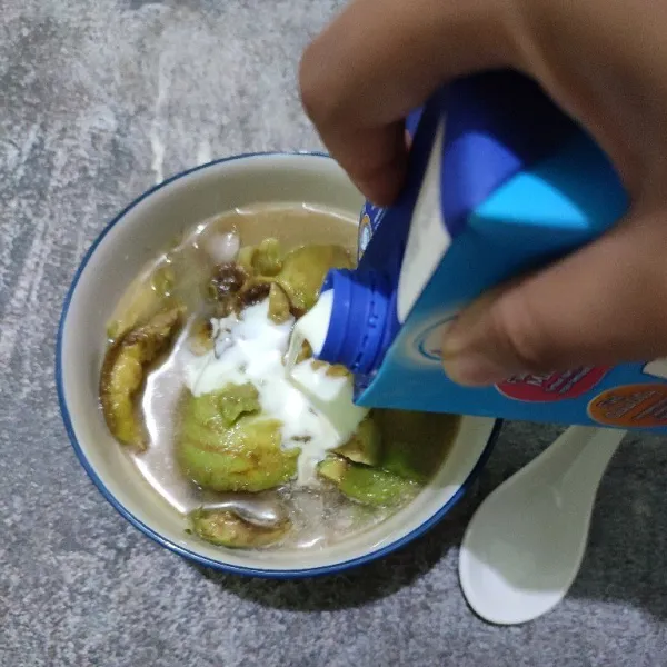 Tambahkan susu cair.