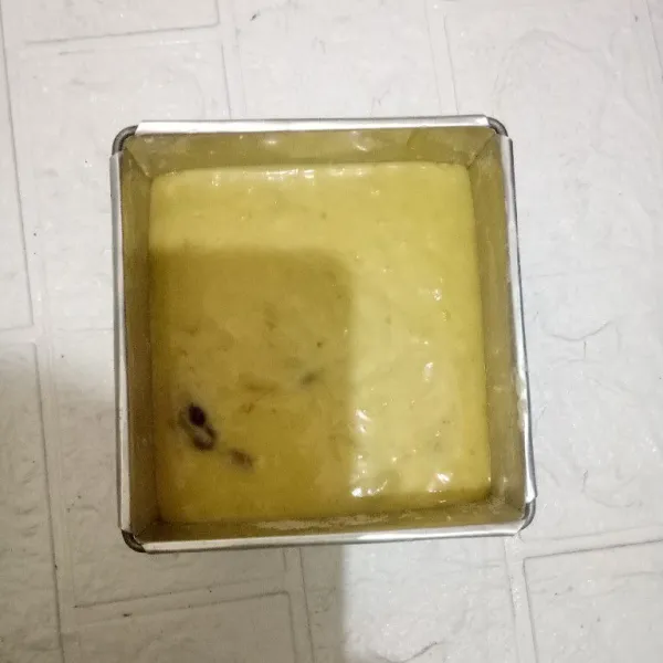 Masukkan adonan kedalam loyang.