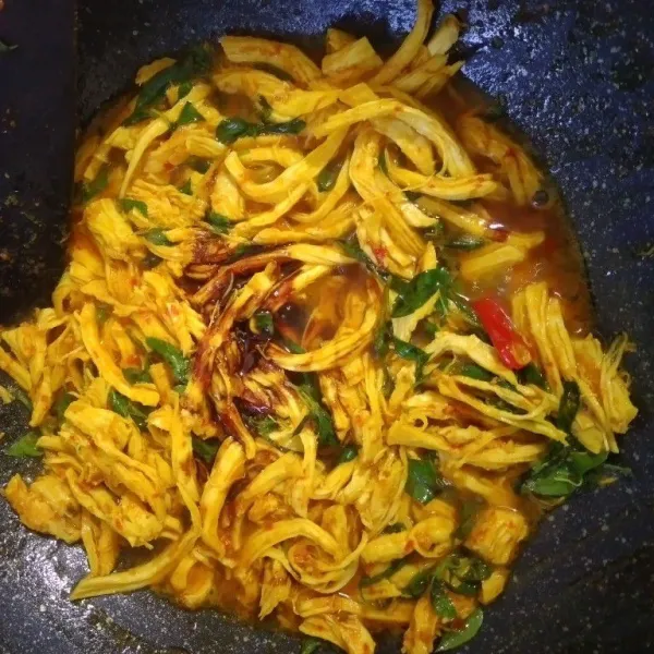 Tambahkan kemangi, air dan kecap manis. Masak sampai semua bahan tercampur dan matang
