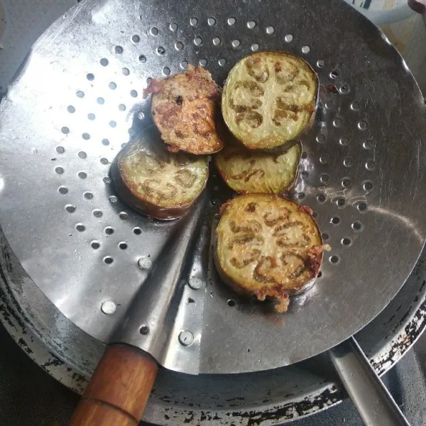 Angkat dan tiriskan. Siapkan bahan untuk sambal.