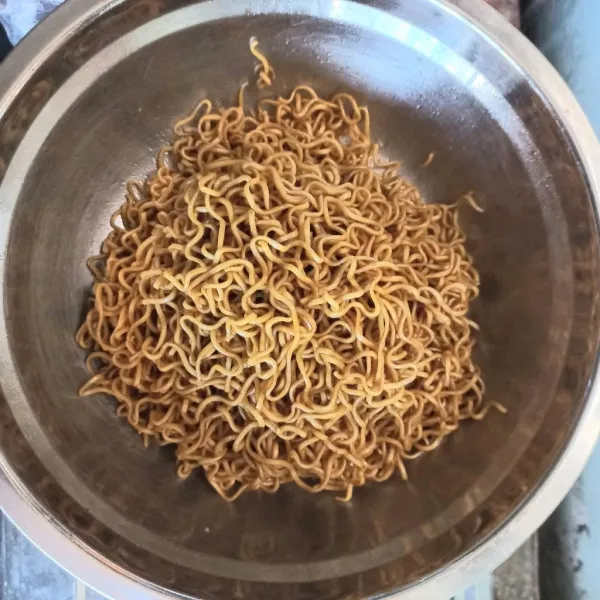 Rebus mie setengah matang. Tiriskan. Tuangi minyak goreng secukupnya. Aduk rata, lalu bumbui dengan kecap manis, garam, lada, dan kaldu bubuk secukupnya.