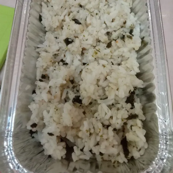 Susun di wadah aluminium foil dg urutan nasi, tuna, lalu ditutup dengan saus mentai