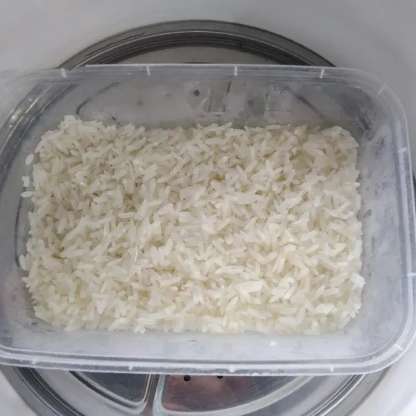 Cuci bersih beras, rendam kurleb 3menit. Kemudian cuci kembali, kukus kurleb 3-5menit.