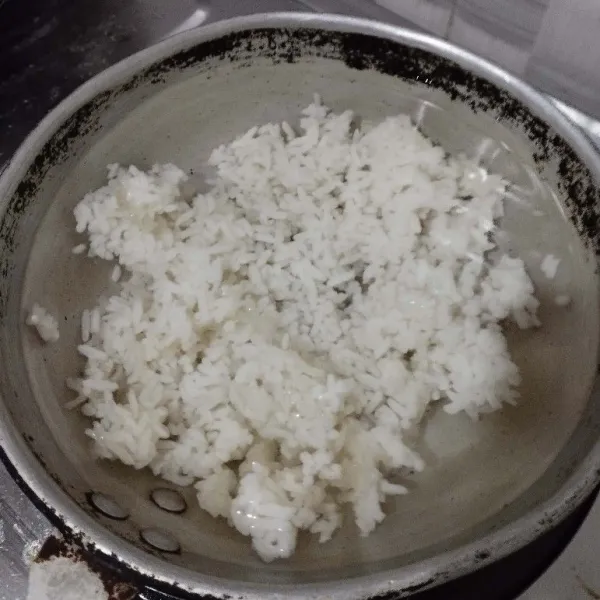Rebus nasi sambil terus di aduk hingga lembek.
