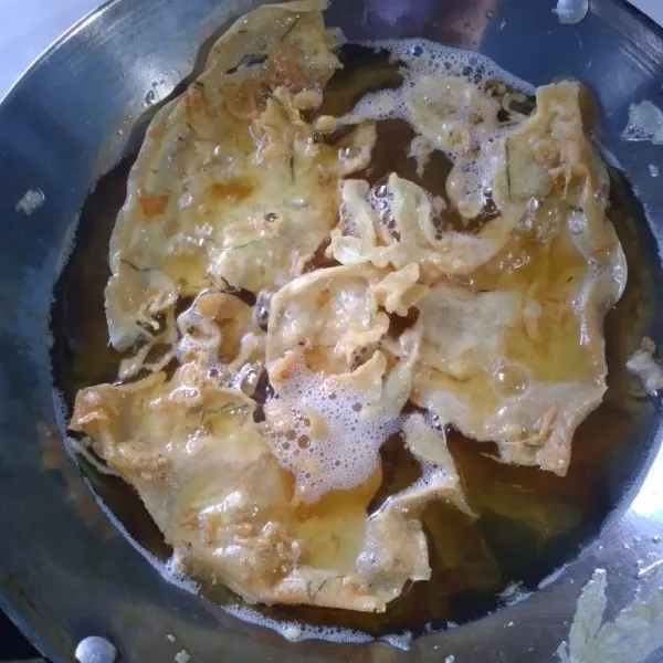 Panaskan minyak, tuang adonan pada pinggiran wajan, siram² dengan minyak agar mengelupas. Goreng dengan api kecil sampai matang. Angkat dan tiriskan