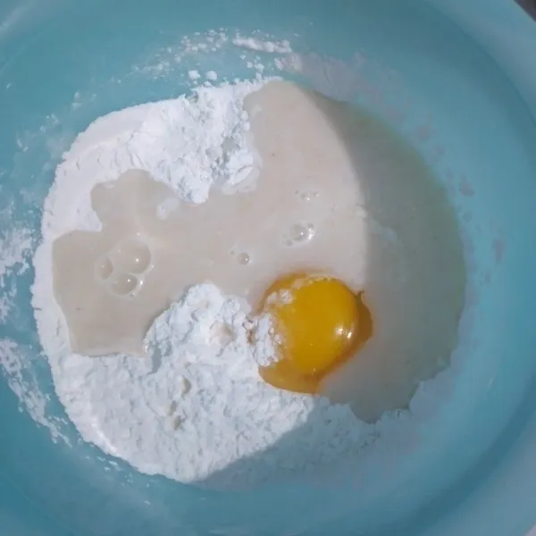 Tambahkan telur, aduk kembali