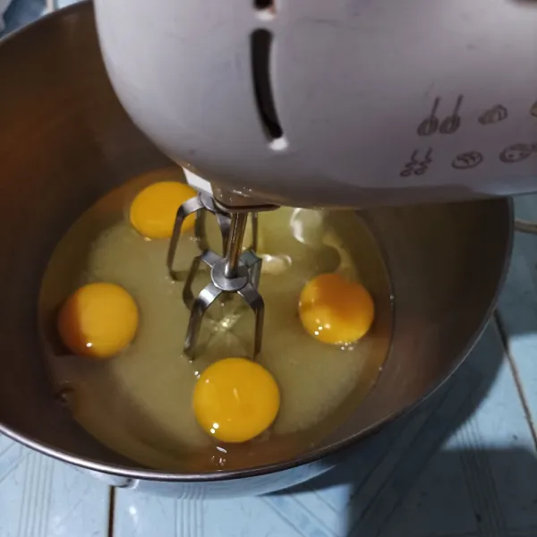 Kocok telur, gula dan SP hingga mengembang putih berjejak.