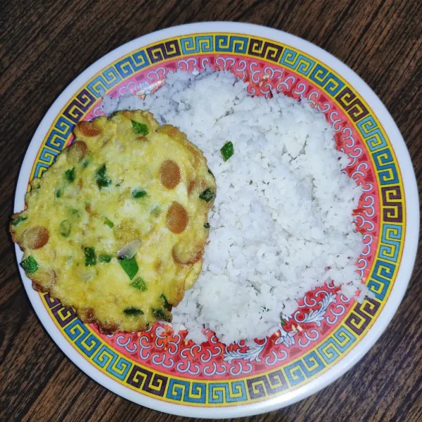 Telur dadar polkadot siap di sajikan dengan nasi panas.