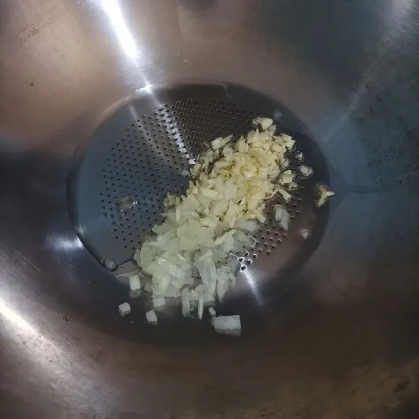 Tumis bawang putih dan bawang bombay dengan mentega aduk hingga harum.