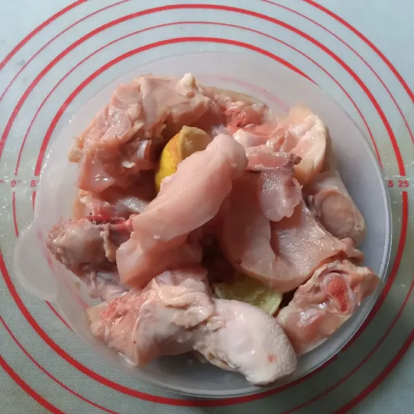 Cuci bersih ayam kemudian marinasi dengan garam dan jeruk nipis. Remas-remas dan diamkan 30 menit.