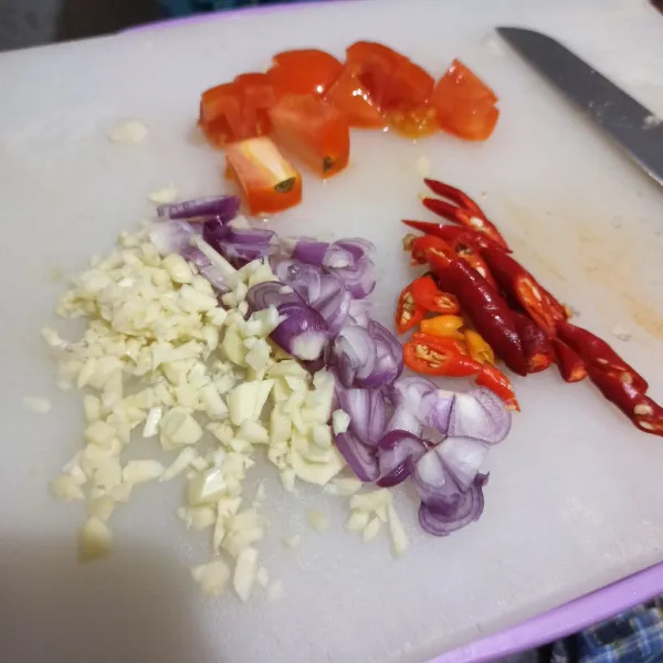 Iris cabe rawit, cabe keriting, bawang merah, bawang putih, dan tomat.
