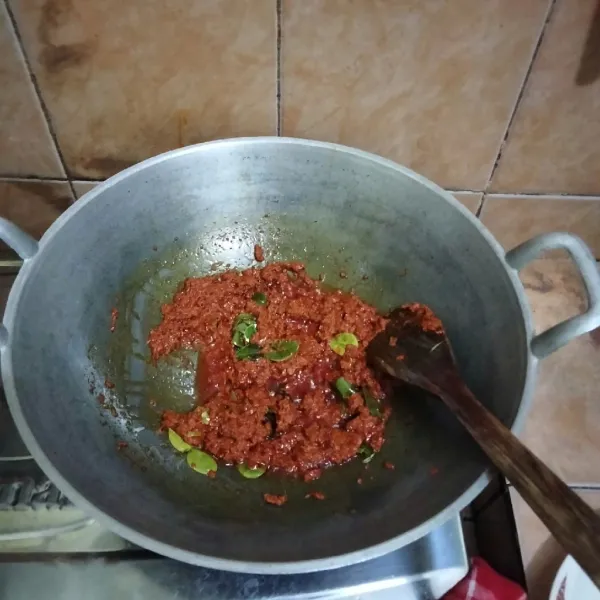 Tumis bumbu hingga harum.