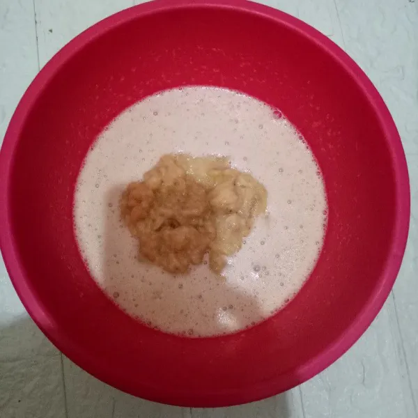 Masukkan pisangnya dan aduk rata.