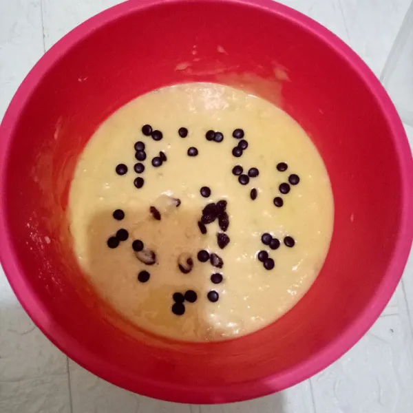 Tambahkan chocochip aduk rata lagi.