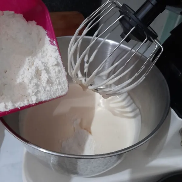 Jika sudah mengembang, masukkan garam. kemudian masukkan tepung dan larutan kentang sedikit demi sedikit secara bergantian, mixer dengan kecepatan sedang, sampai tercampur rata.