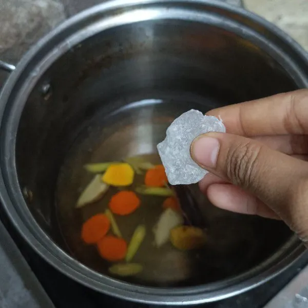 Masukkan gula batu.