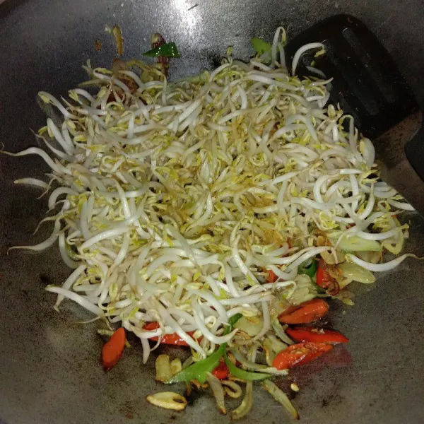 Tambahkan toge, aduk rata