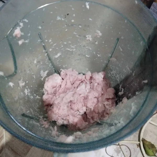 Blender atau chopper daging sampai tercacah rata