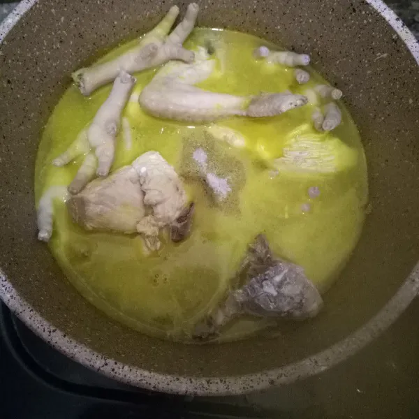 Tambahkan air dan masukkan ayam serta ceker. Bumbui garam, lada, dan kaldu jamur. Masak hingga ayam empuk dan bumbu meresap.