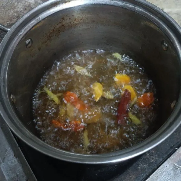 Didihkan dan biarkan gula batu larut sempurna.
