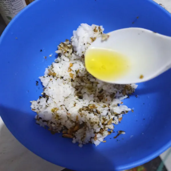 Beri evoo dan teri bubuk, aduk